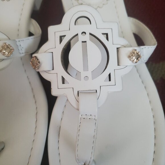 NWOT Crown and Ivy Women’s Wylie White Thong Sandals Size 7 - Picture 2 of 7